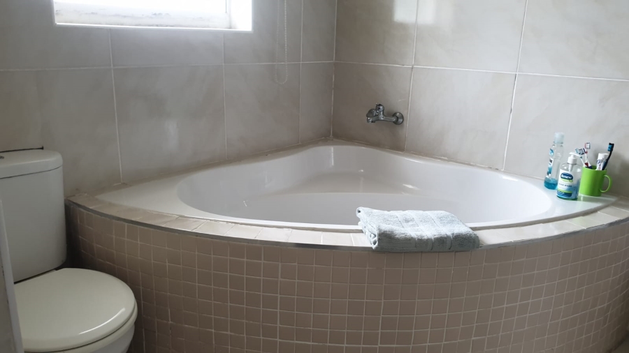 To Let 4 Bedroom Property for Rent in Beacon Bay Eastern Cape